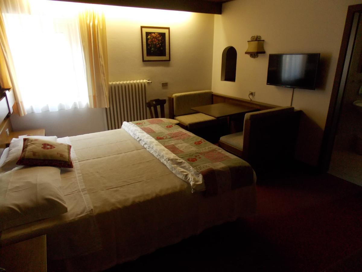 Sporthotel Enrosadira กัมปีเตลโลดีฟัสซา ภายนอก รูปภาพ